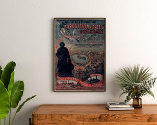 Vintage poster Vincennes, vijftigjarig spoorjubileum, ingelijst boven een houten dressoir, tussen planten.