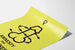Minimalistische gele poster met symbolische tekening Amnesty for Halliker
