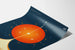 Decoratieve Poster Diepe Ruimte Atoomklok - Ruimte Thema Oranje