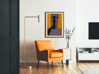 frau-in-schwarzem-kleid-zwischen-vorhang-stehend