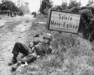 Parachutiste américain au repos près de Sainte-Mère-Église | Reproduction de photo historique