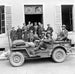Militaire jeep met soldaten en burgers - De landing in Normandië — weergave van het kunstwerk
