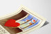 Decoratief poster met rood hart en bloemen tussen de spijlen