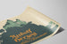 Vintage poster van kasteel en gotische typografie — weergave van het kunstwerk