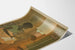 Decoratief poster met lachende moeder, kind en speelgoedgeweer