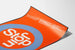 Poster Stop In Cercle Bleu op Oranje Achtergrond - Hedendaagse Muurdecoratie