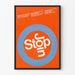 Poster Stop In Cercle Bleu op Oranje Achtergrond - Hedendaagse Muurdecoratie